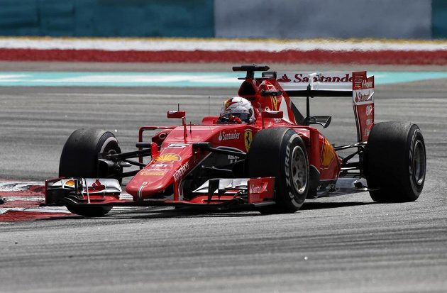 Německý pilot Sebastian Vettel sváděl se svým soupeřem Hamiltonem při GP Malajsie strhující souboj.