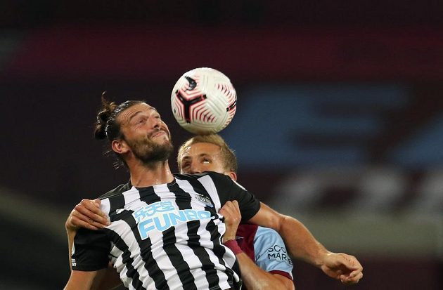 Český záložník Tomáš Souček v dresu West Hamu v hlavičkovém souboji během utkání Premier League s Newcastlem.