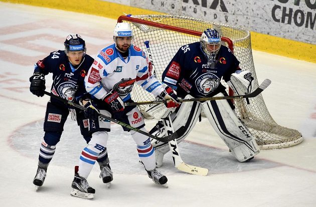 Zleva Brett Skinner z Liberce, Marek Račuk z Chomutova a brankář Liberce Roman Will během semifinále play off hokejové extraligy.