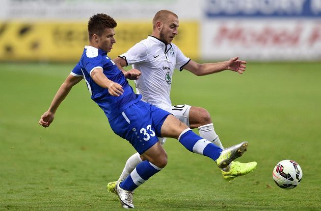Stipo Markovič z Širokého Brijegu (vpředu) bojuje o míč s mladoboleslavským záložníkem Jiřím Skalákem.