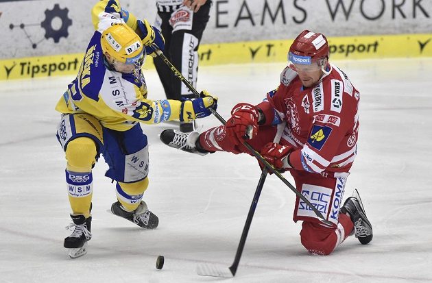 Robert Říčka (vlevo) ze Zlína a Martin Adamský z Třince ve druhém utkání předkola play off.