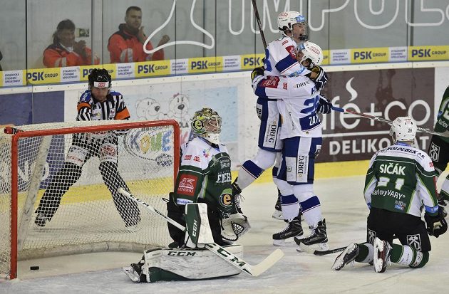 Zleva brankář Karlových Varů David Honzík, starší dorostenec Martin Nečas a autor gólu Martin Zaťovič z Brna a Vladimír Sičák z Karlových Varů.