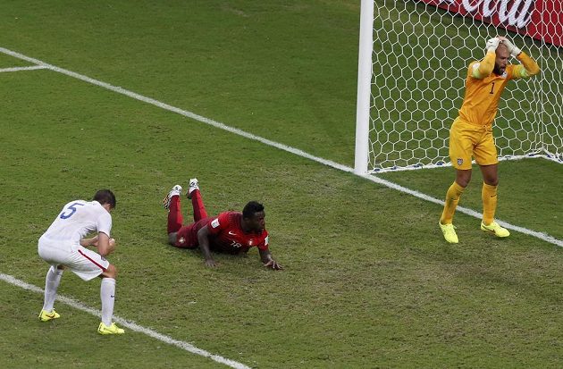Americký brankář Tim Howard se chytá za hlavu, střídající Silvestre Varela ho v 95. minutě překonal a zařídil tak Portugalsku remízu 2:2. Vlevo přihlíží zklamaný stoper USA Matt Besler.
