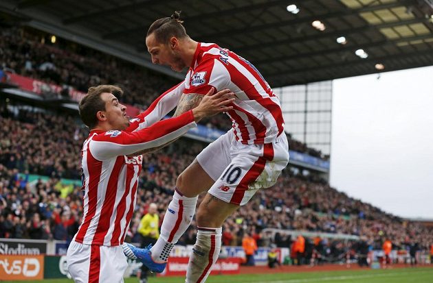 Xherdan Shaqiri a Marko Arnautovič slaví vítězný gól rakouského útočníka v zápase s Manchesterem City.