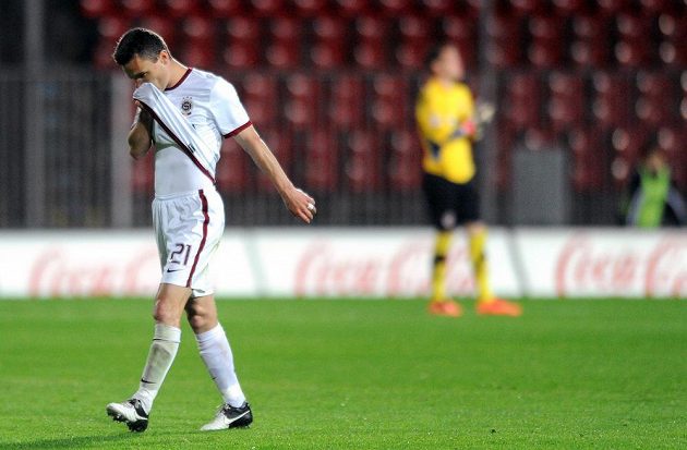 Výloučený útočník Sparty Praha David Lafata odchází ze hřiště během utkání Gambrinus ligy mezi Zbrojovka Brno a AC Sparta Praha.