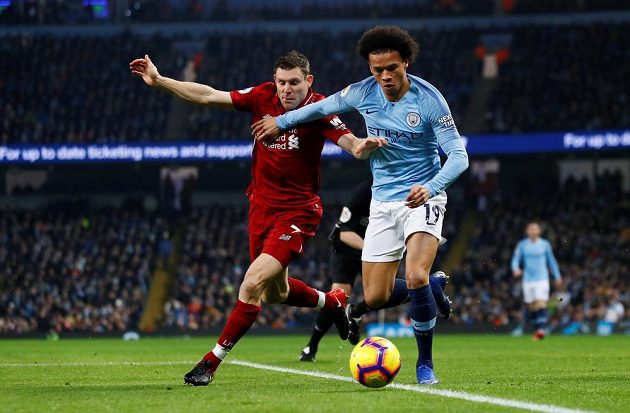 V souboji o míč Leroy Sané (vpravo) z Manchesteru City a James Milner z Liverpoolu.