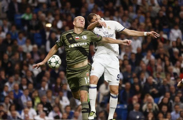 Obránce Legie Varšava Adam Hloušek (vlevo) v souboji s útočníkem Realu Madrid Karimem Benzemou.