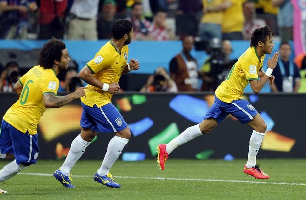 Brazilský fotbalista Neymar (vpravo) se raduje se spoluhráči z gólu proti Chorvatsku.