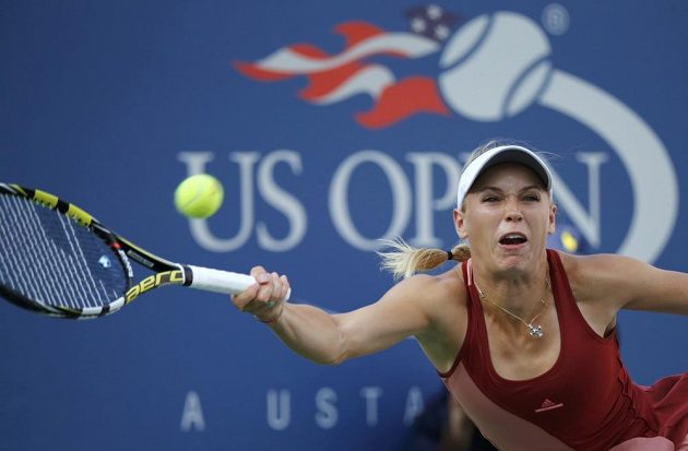 Caroline Wozniacká s potížemi odvrací úder Sereny Williamsové ve finále US Open.