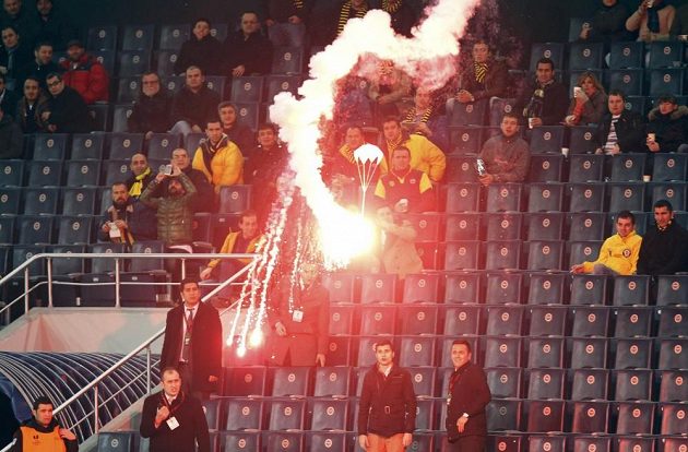 Světlice na padáčku se pomalu snáší na hrací plochu stadiónu Sükrüho Saracoglua.