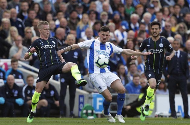 Fotbalista Manchesteru City Oleksandr Zinčenko, v souboji s Pascalem Grossem z Brightonu v posledním kole Premier League.