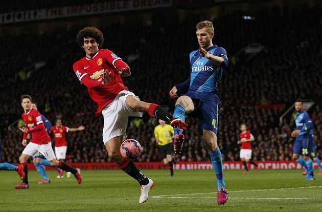 Marouane Fellaini z Manchesteru United (vlevo) bojuje o míč s Perem Mertesackerem z Arsenalu.