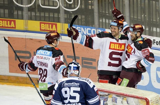 Hokejisté Sparty se radují z druhého gólu, zleva Miroslav Forman, Jérémie Ouellet-Blain a Jan Buchtele.