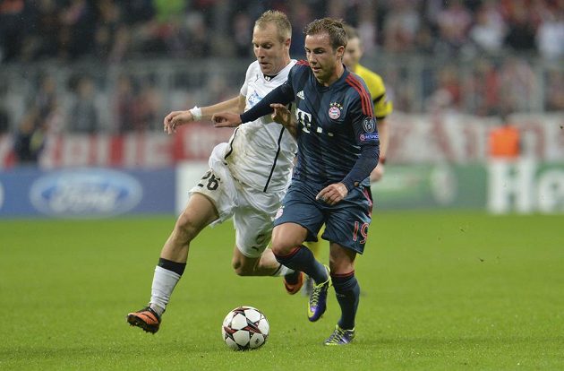 Záložník Bayernu Mnichov Mario Götze (vpravo) uniká plzeňskému středopolaři Danielu Kolářovi.