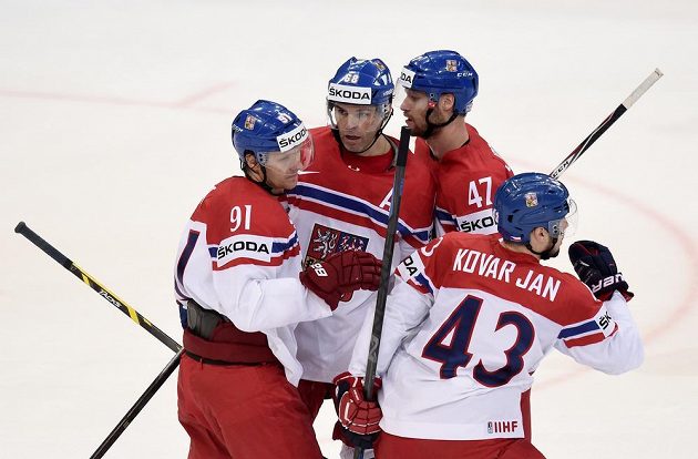 Hokejisté české reprezentace (zleva): Martin Erat, Jaromír Jágr, Michal Jordán a Jan Kovář oslavují gól proti Kanadě.