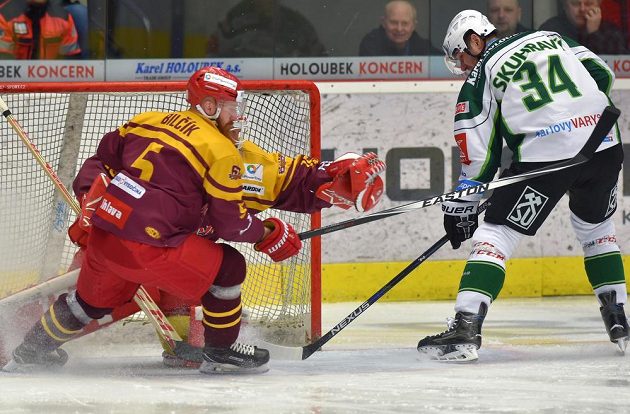 V 1. kole baráže o hokejovou extraligu bojují Vlastimil Bilčík z Jihlavy (vlevo) a Václav Skuhravý z Karlových Varů před jihlavským brankářem Miroslavem Svobodou.