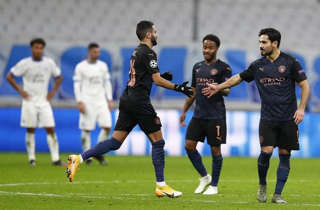 Střelec gólu Ilkay Gundogan slaví se spoluhráči z Manchesteru City trefu do sítě Marseille v utkání Ligy mistrů.
