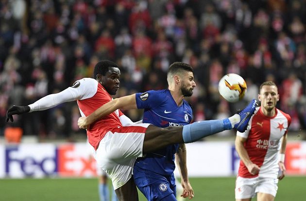 Zleva Michael Ngadeu-Ngadjui a Vladimír Coufal ze Slavie a Olivier Giroud z Chelsea (uprostřed).