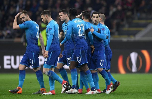Fotbalista Arsenalu Henrich Mchitarian slaví se spoluhráči svůj první gól v dresu Gunners. Trefil se na hřišti AC Milán v utkání Evropské ligy.