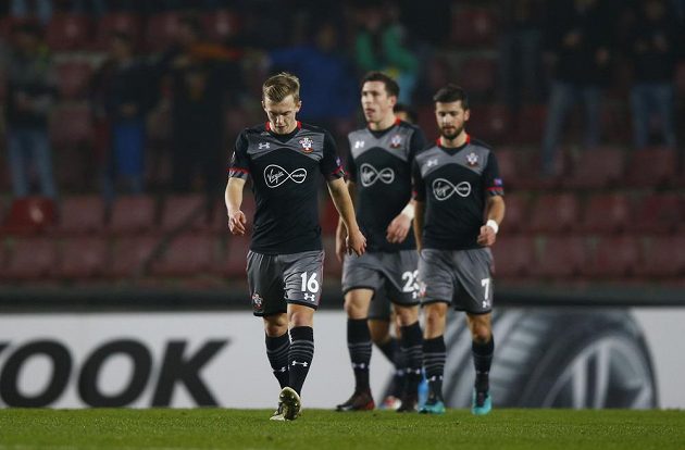 Smutný James Ward a další hráči Southamptonu po brance inkasované od Sparty.