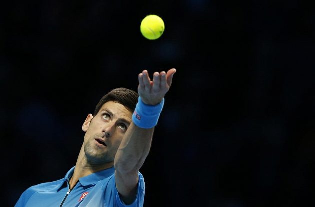 Srb Novak Djokovič při utkání s Tomášem Berdychem na Turnaji mistrů v Londýně.