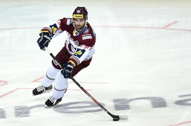 Sparťanský útočník Michal Vondrka během utkání 44. kola Tipsport extraligy proti Slavii.