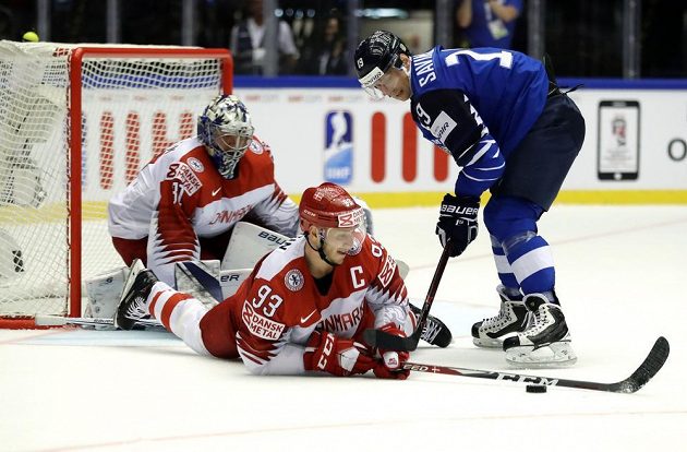 Dánský brankář Frederik Andersen, jeho spoluhráč Peter Regin a Fin Veli-Matti Savinainen.