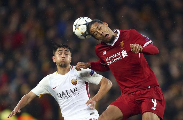 V hlavičkovém souboji (zleva) Cengiz Ünder z AS Řím a liverpoolský Virgil Van Dijk.