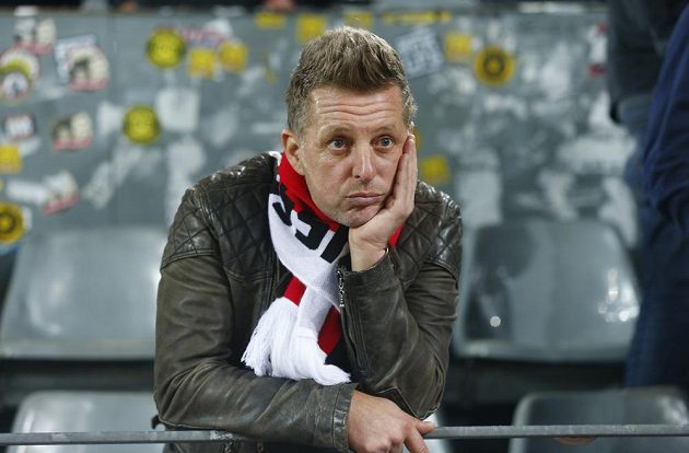Místo fotbalu strach o zdraví. Čtvrtfinále Ligy mistrů mezi Dortmundem a Monakem se nehrálo kvůli explozím u autobusu BVB, hrát se bude ve středu. Incident šetří policie.