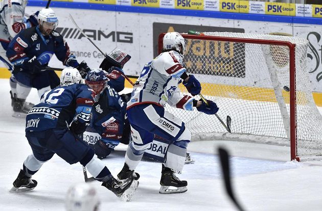 Martin Zaťovič (vpravo) z Brna překonává Dominika Frodla v brance Plzně. Přihlížejí plzeňští hráči Lukáš Pulpán (vlevo) a Filip Suchý.