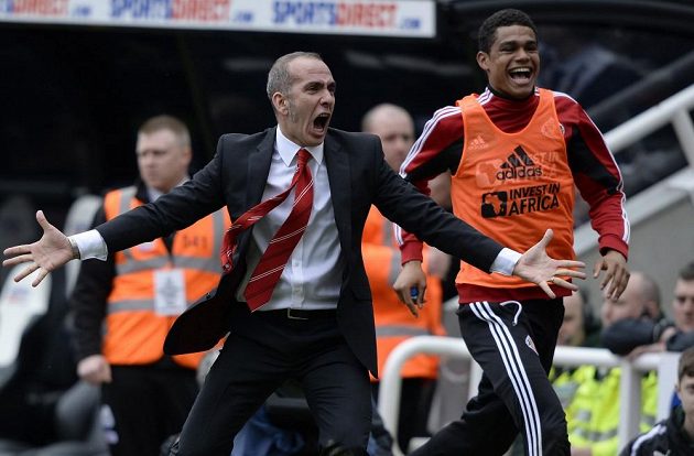 Paolo Di Canio v extázi, David Vaughan (není na snímku) právě zvýšil náskok Sunderlandu v Newcastlu na 3:0.