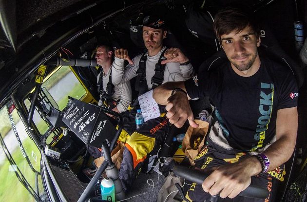 Z gest posádky Martina Macíka (vpravo) je jasné, že 9. etapa Rallye Dakar byla pro závodníky asi dosud nejtěžší.