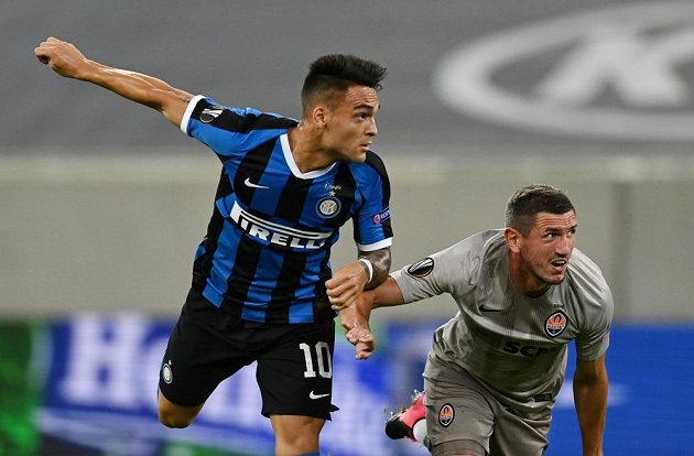 Útočník Interu Milán Lautaro Martínez (vlevo) otevřel přesnou hlavičkou skóre semifinálového zápasu Evropské ligy proti Šachtaru Doněck.