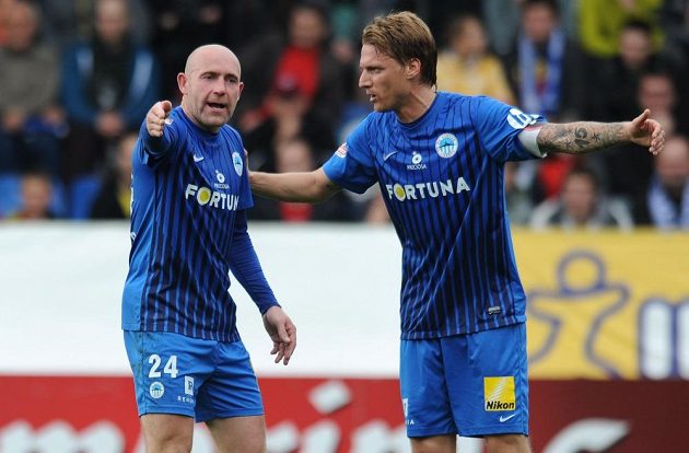 Jiří Štajner (vlevo) a Radoslav Kováč ze Slovanu Liberec během utkání se Spartou.