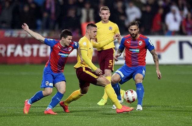 Pavel Kadeřábek ze Sparty (uprostřed) se snaží projít mezi plzeňskou dvojicí Václav Pilař (vlevo) a Jan Holenda.