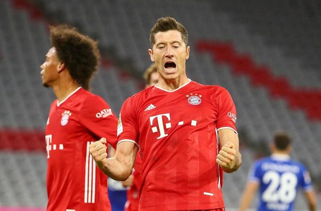 Mistrovský Bayern Mnichov vstoupil do nové sezony německé fotbalové ligy demolicí Schalke, které před prázdnými tribunami svého stadionu porazil 8:0. Gól slaví kanonýr Robert Lewandowski.