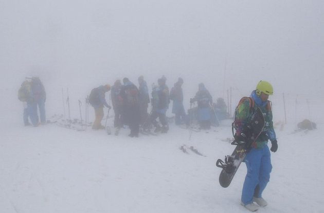 Snowboardkrosaři kvůli mlze kvalifikaci nejeli vůbec. Start vyřazovacích bojů byl odložen.