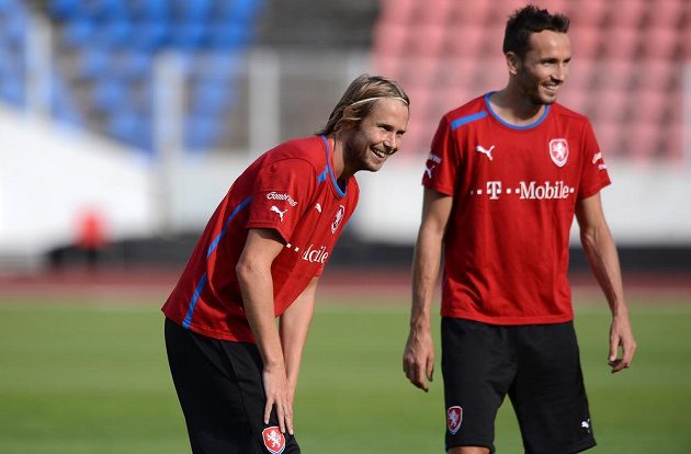 Hráči české reprezentace Jaroslav Plašil (vlevo) a Tomáš Sivok během tréninku národního týmu.