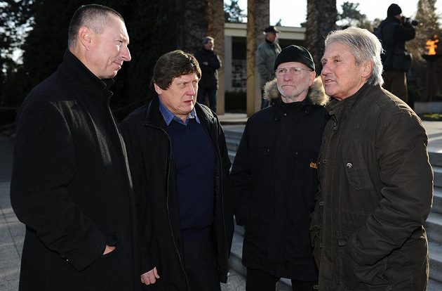 Cyril Suk (vlevo), František Výborný, Miroslav Kuneš a Richard Farda se také přišli rozloučit s Karlem Gutem.
