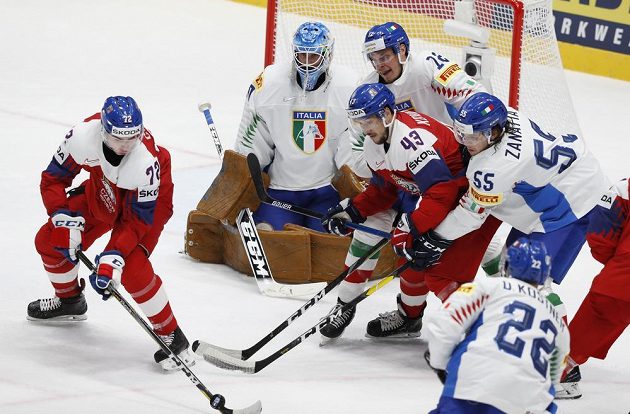 Závar před italskou brankou: Marco de Filippo Roia, Diego Kostner, Luca Zanatta a Filip Chytil a Jan Kovář.