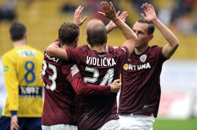 Fotbalisté Sparty Ladislav Krejčí, Vlastimil Vidlička a Ondřej Švejdík se radují z gólu proti Teplicím.