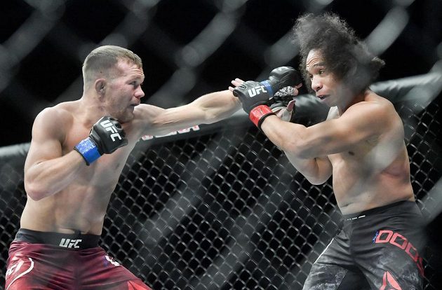 Zápas v kategorii bantamová váha - Petr Yan z Ruska (vlevo) a John Dodson z USA na Večeru smíšených bojových umění UFC Fight Night Prague.