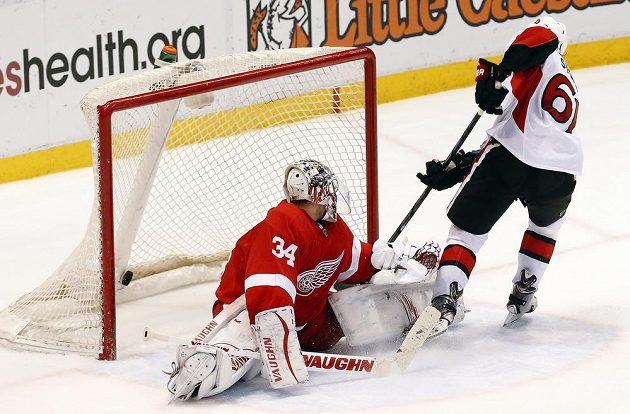 Mark Stone (61) z Ottawy proměňuje nájezd proti detroitskému gólmanovi Petru Mrázkovi (34) a rozhoduje o výhře svého týmu.