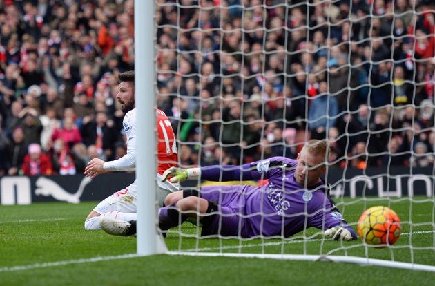 Útočník Olivier Giroud z Arsenalu překonal brankáře Leicesteru Kaspera Schmeichela v zápase 26. kola anglické Premier League. Gól ale nebyl uznán, protože padl z ofsajdu.
