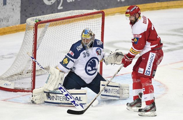 Plzeňský brankář Matěj Machovský a Tomáš Divíšek ze Slavie během utkání Tipsport extraligy v pražské O2 Areně.
