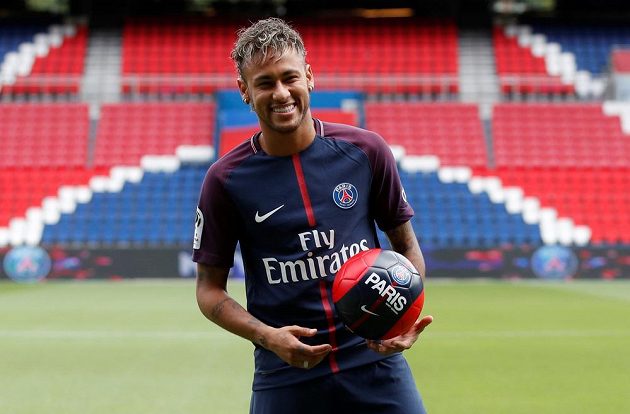 Neymar už v dresu PSG, žaluje bývalého zaměstnavatele Barcelonu za nevyplacený bonus.