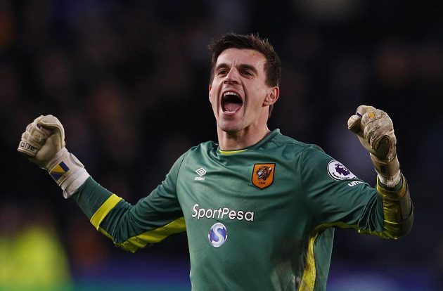 Eldin Jakupovič, brankář Hullu, jásá po vítězství nad favorizovaným Liverpoolem.
