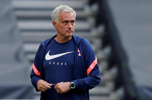 Trenér fotbalistů Tottenhamu José Mourinho nebyl spokojený s výkonem svých svěřenců, výhrady měl i k rozhodčím.