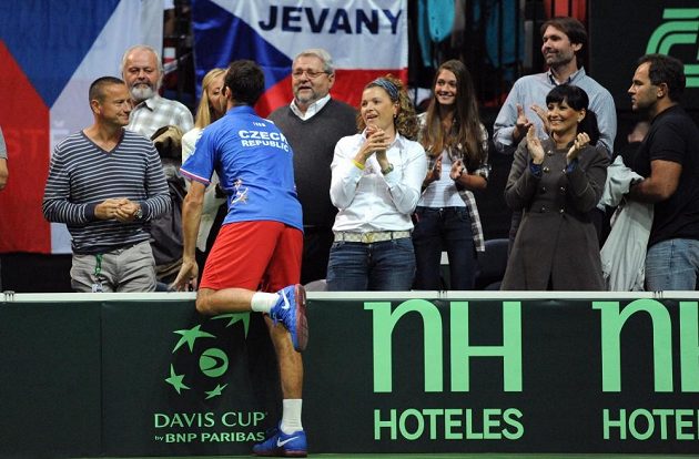 Tenista Radek Štěpánek (zády) oslavuje s přítelkyní Petrou Kvitovou postup do finále Davis Cupu.