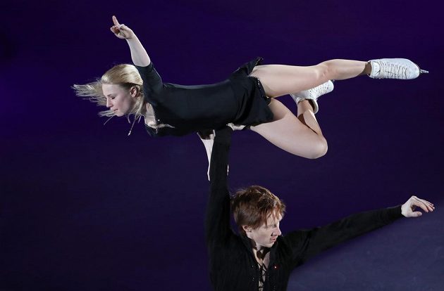 Ruská sportovní dvojice Jevgenija Tarasovová a Vladimir Morozov při exhibici.